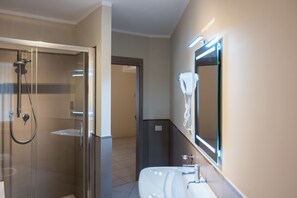 Kahden hengen deluxe-huone (yksi tai kaksi sänkyä) | Kylpyhuone | Suihku, sadesuihkupää, ilmaiset hygieniatuotteet, hiustenkuivaaja