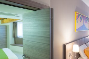 Chambre Quadruple Deluxe, 2 chambres | 5 chambres, surmatelas, minibar, coffres-forts dans les chambres