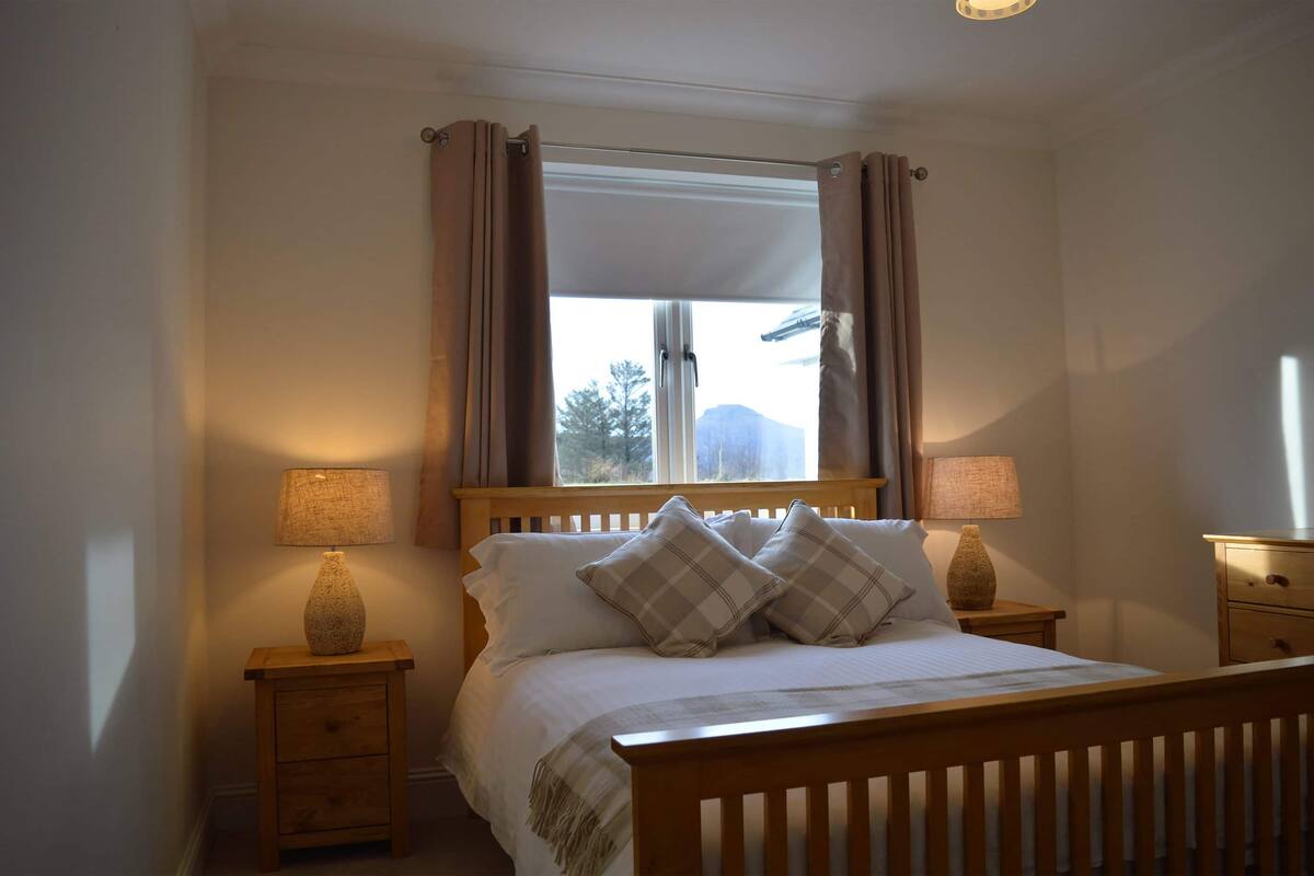 Double Room (Double Room with Private Bathroom) | Desk, laptop workspace, free WiFi, individually decorated