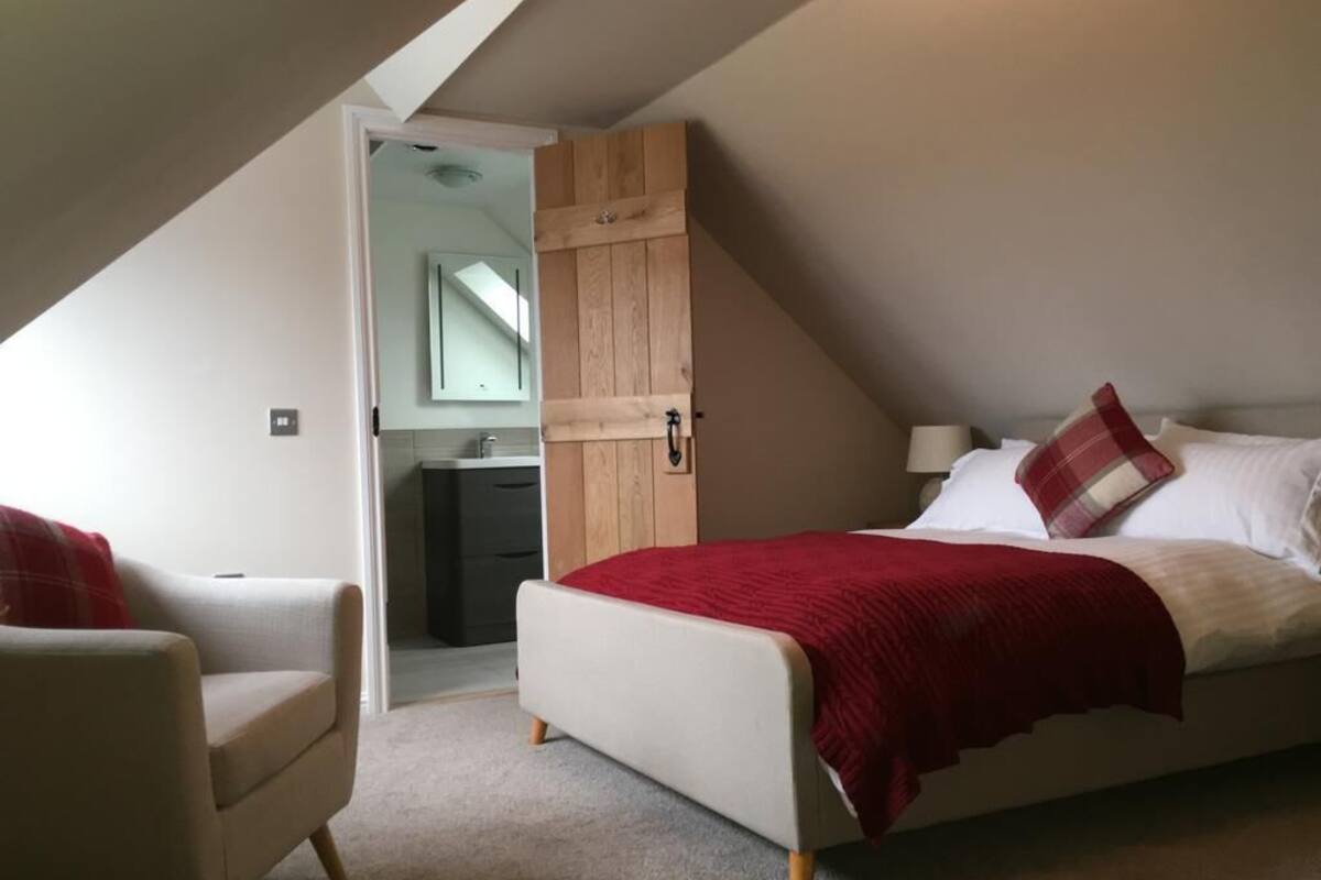 Double Room (Double Room with Ensuite) | Desk, laptop workspace, free WiFi, individually decorated