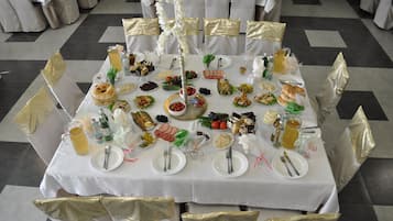 FrĂŒhstĂŒck, Mittagessen, Abendessen, osteuropĂ€ische KĂŒche