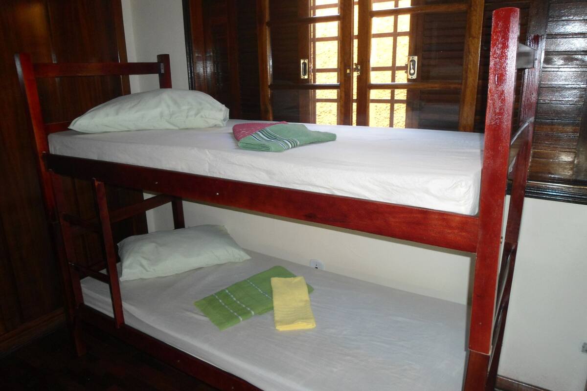 Dormitorio compartido, solo para hombres | Ropa de cama de alta calidad y tabla de planchar con plancha