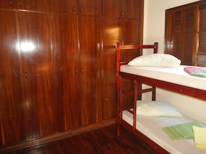 Dormitorio compartido, solo para mujeres | Ropa de cama de alta calidad y tabla de planchar con plancha
