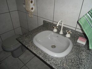Dormitorio compartido, solo para hombres | Baño | Regadera, amenidades de baño gratuitas, toallas