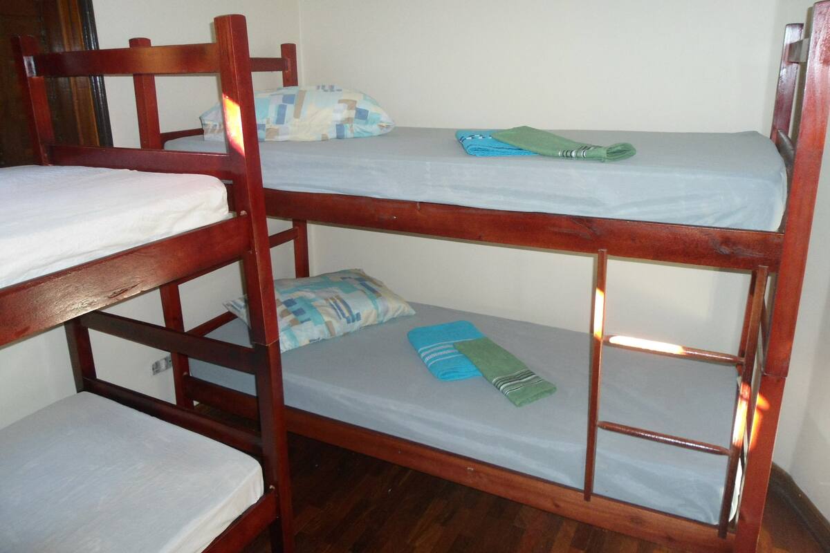 Dormitorio compartido, solo para mujeres | Ropa de cama de alta calidad y tabla de planchar con plancha