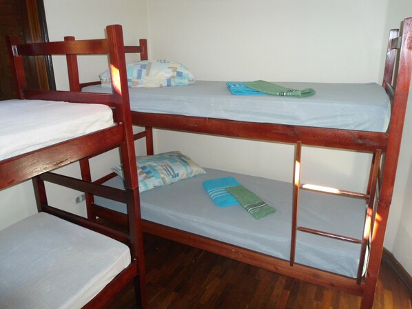 Dormitorio compartido, solo para mujeres | Ropa de cama de alta calidad y tabla de planchar con plancha