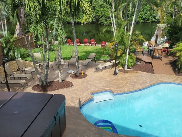 Piscina externa, espreguiçadeiras