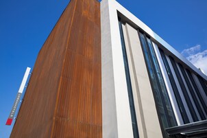 Un edificio moderno con fachada de madera y amplios ventanales.