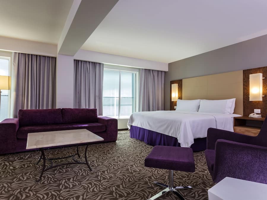 Suite – junior, 1 kingsize-seng | Minibar, safe på rommet, skrivebord og blendingsgardiner