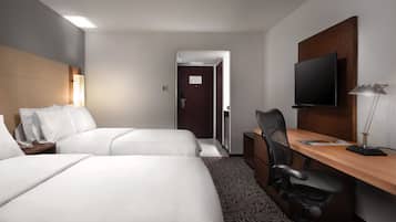 Minibar, caja de seguridad en la habitación y escritorio