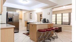 Vila, 4 quartos | Cozinha privada | Geladeira grande, micro-ondas, fogão, lava-louças