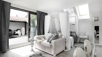 Deluxe Triple Room, Terrace (nr 12) | Dihias secara berasingan, dilengkapkan perabot secara berasingan, meja
