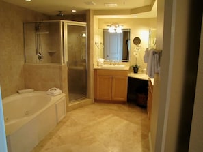 Condo, varias camas, vista a la playa (Majestic Sun B1204) | Baño | Tina con regadera
