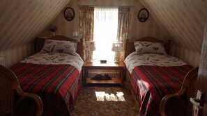 Twin kamer, en-suite badkamer | Individueel gedecoreerd, individueel gemeubileerd, een bureau