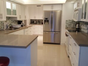 Vila, 4 quartos | Cozinha privada | Geladeira grande, micro-ondas, fogão, lava-louças