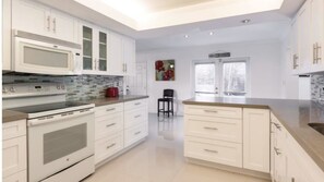 Vila, 4 quartos | Cozinha privada | Geladeira grande, micro-ondas, fogão, lava-louças