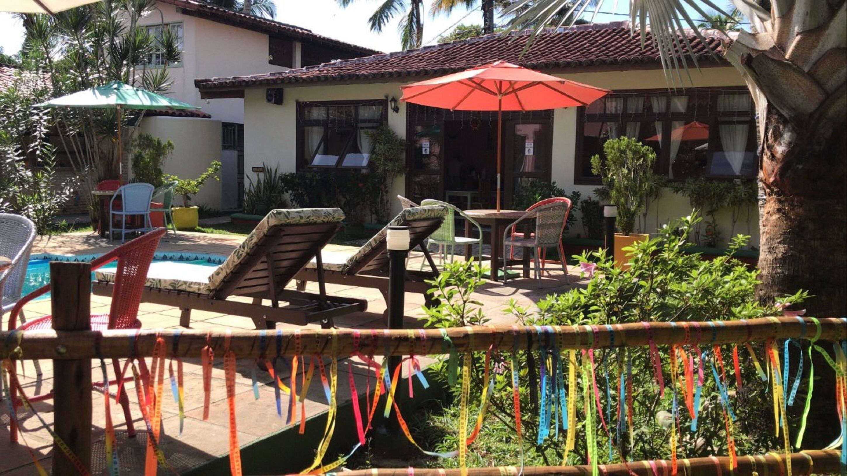 Piscina externa, funciona das 9h às 19h, guarda-sóis, espreguiçadeiras