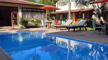 Una piscina al aire libre (de 09:00 a 19:00), sombrillas, tumbonas