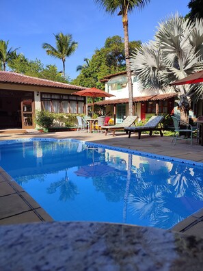 Una piscina al aire libre (de 09:00 a 19:00), sombrillas, tumbonas