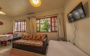 Standard Apartment | Living area | 26-inch LED TV with satellite channels, TV - Pousada Cantinho Do Sossego (Porto Seguro)