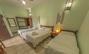 Habitación cuádruple tradicional | Minibar, wifi gratis, ropa de cama