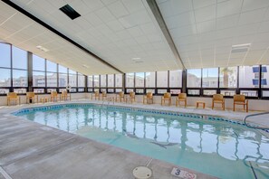 Una piscina cubierta, una piscina al aire libre de temporada