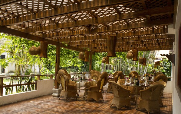 Desayuno con opciones de la cocina local incluido todos los días