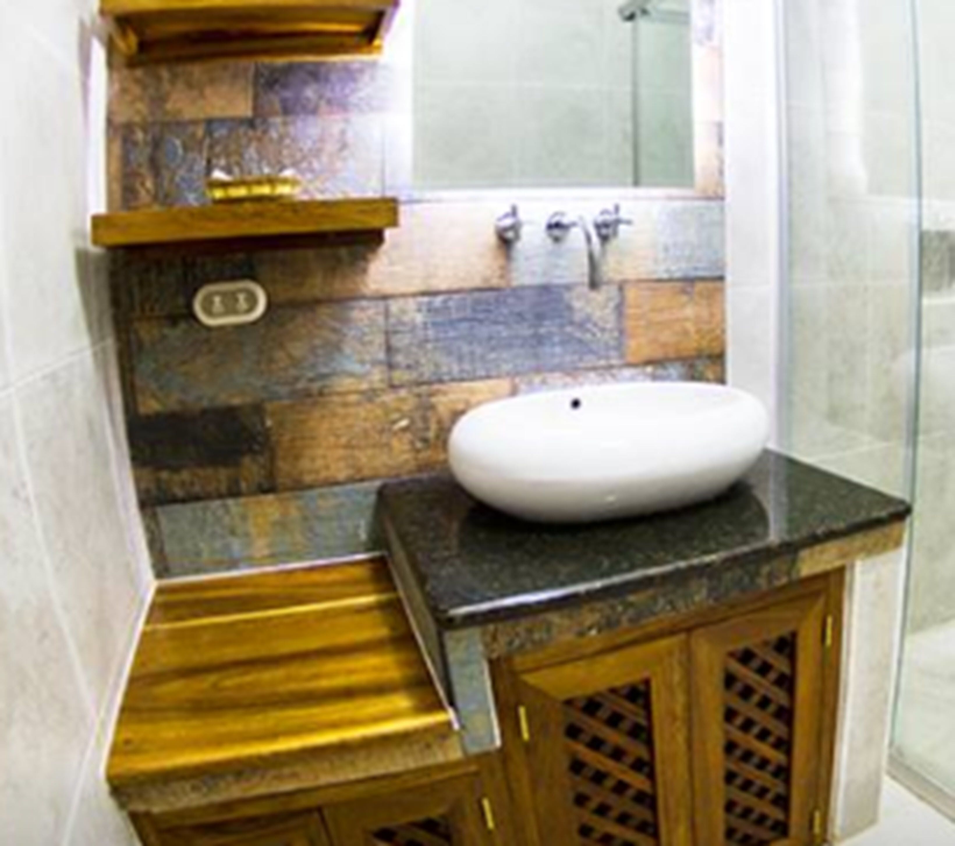 shower, free toiletries, towels