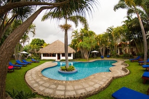 Una piscina al aire libre