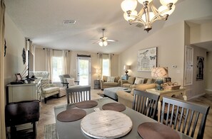 Huis, meerdere bedden (Cones Cove) | Dineren in de kamer