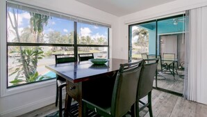 Familienhaus, 5 Schlafzimmer, eigener Pool | Essbereich im Zimmer