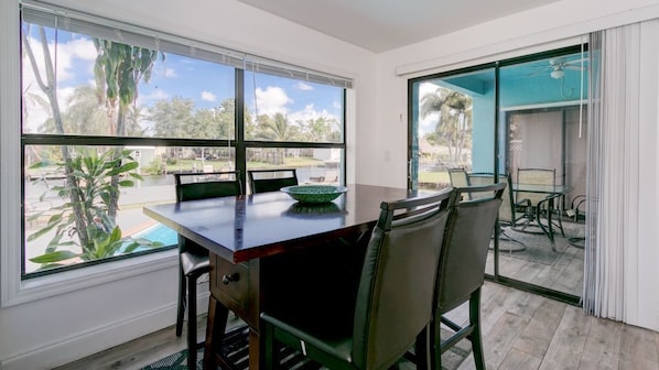 Family House, 5 Bedrooms, Private Pool | In-room dining