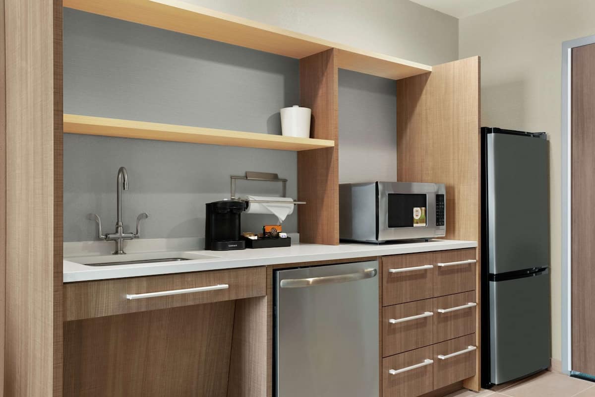 Cocina privada | Refrigerador con congelador, microondas y lavavajillas