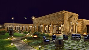 A stone building with outdoor seating and a fire pit. - Seraphim Cave Suites & Spa (Ürgüp)