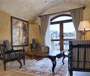 45-tums LED-tv med kabelkanaler, tv och golvvärme