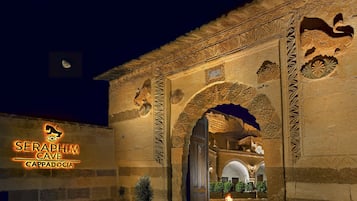 Fassade der Unterkunft – Abend/Nacht