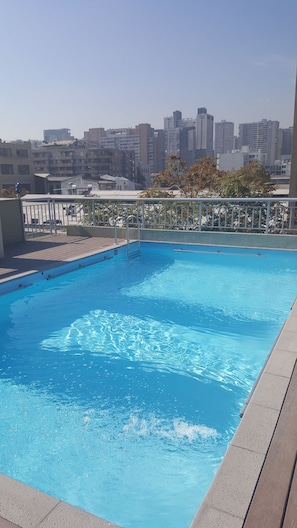Una piscina al aire libre de temporada