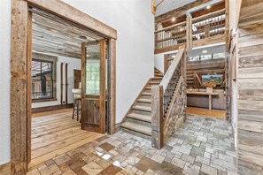 Interior - HIDDEN MOUNTAIN LUXURY LODGE, CLOSE TO SKI RUNS, HOT TUB, THEATER, SALOON (Sundance)