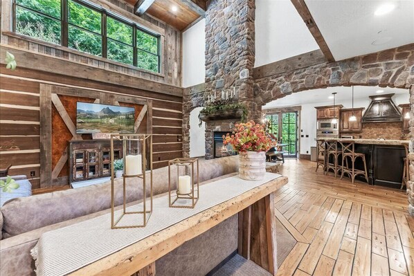 TV, fireplace, stereo - HIDDEN MOUNTAIN LUXURY LODGE, CLOSE TO SKI RUNS, HOT TUB, THEATER, SALOON (Sundance)