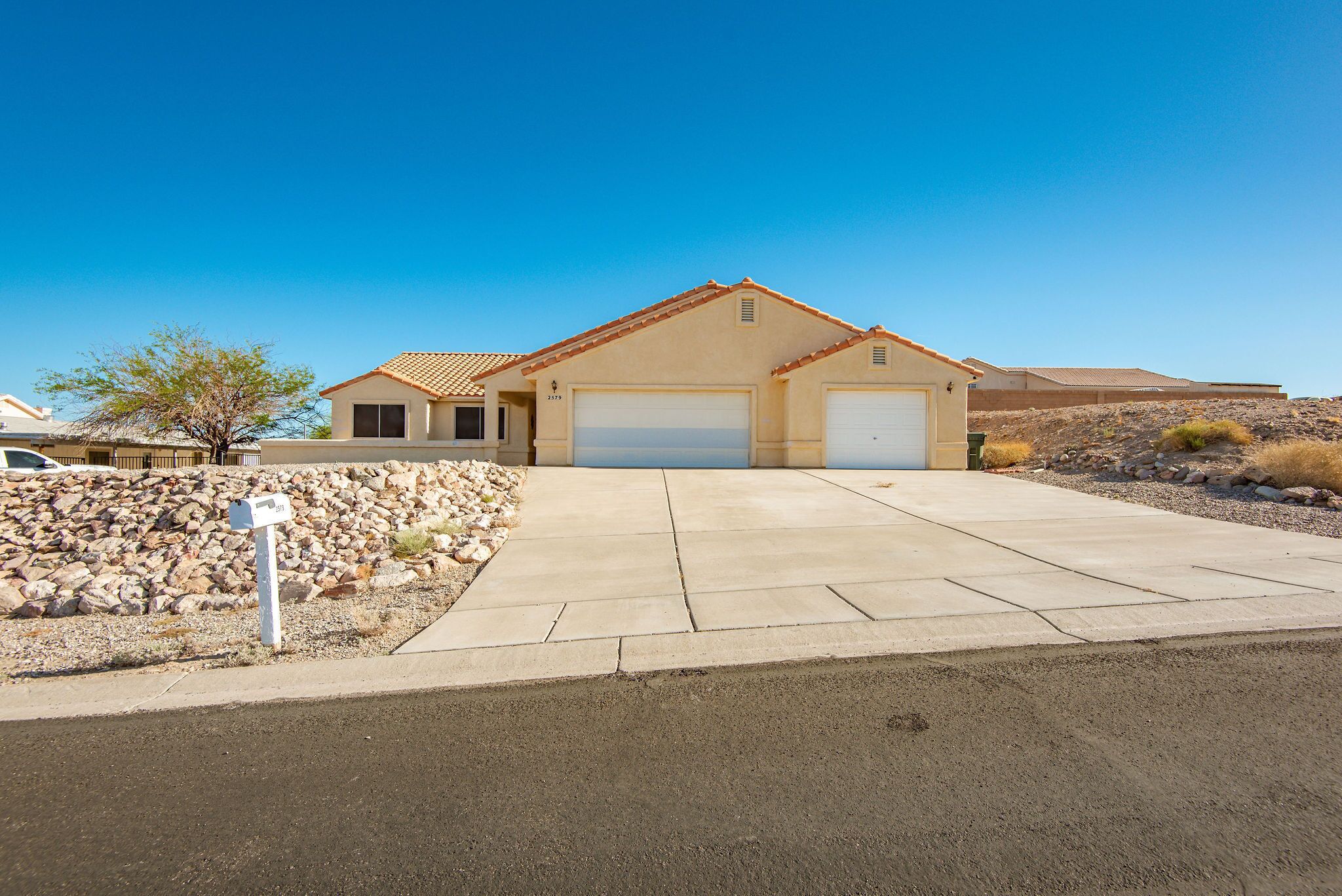 Beautiful  furnished 2579 off river home
