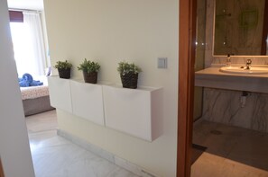 Shower, hair dryer, towels