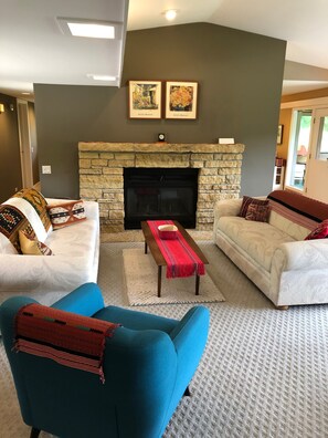 TV, lareira, DVD player, livros