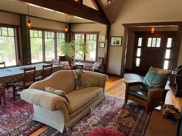 Smart TV, fireplace, DVD player, books