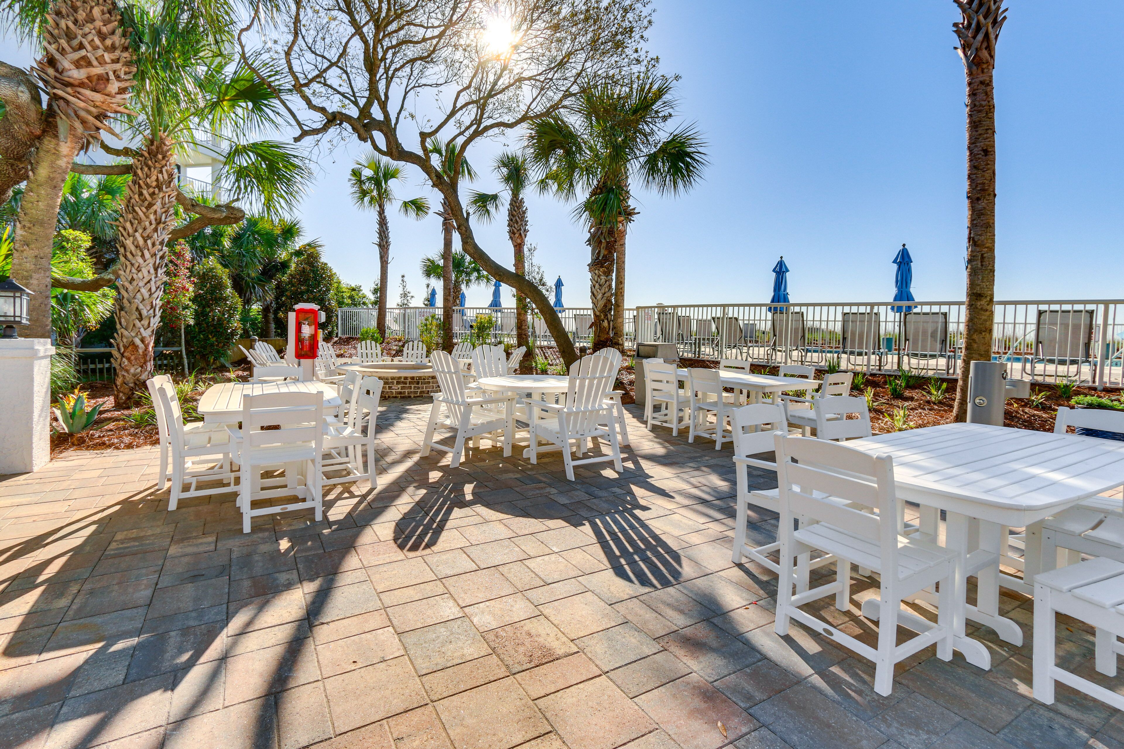 Community Amenities | Outdoor Seating Areas