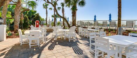 Community Amenities | Outdoor Seating Areas