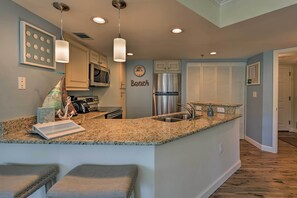Fridge, microwave, stovetop, dishwasher - Lagoon & Fountain Views: Villa in Palmetto Dunes (Hilton Head)