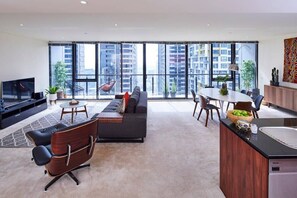TV, offices - Penthouse Apartment in Melb CBD Perfect Location (Melbourne)
