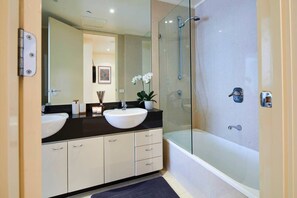 Bañera, artículos de higiene personal gratuitos y secador de pelo