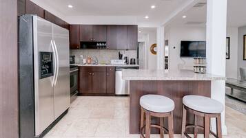 Full-size fridge, microwave, oven, dishwasher