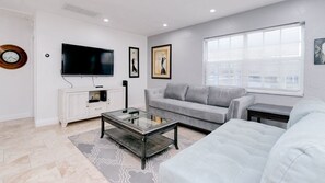 Huis, 3 slaapkamers | Woonkamer | Een flatscreentelevisie